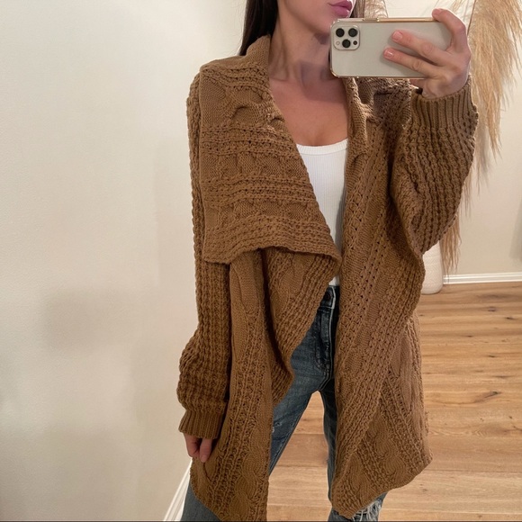 Forever 21 Sweaters - Forever21 Camel Cable-knit Chunky Sweater